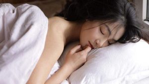 女人睡觉时一丝不挂，“一丝不挂”会得到哪些好处？