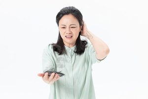 中年女人梦见自己掉头发（中年女人梦见自己掉头发一抓一把）